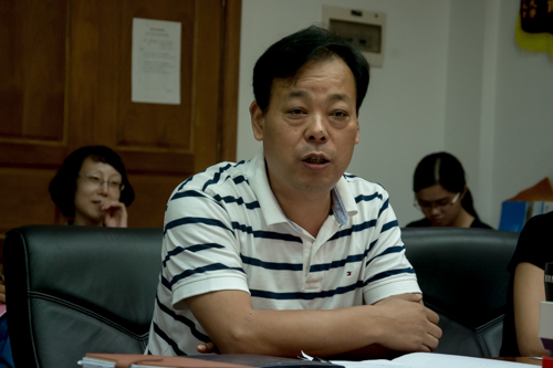 杨魁主持大会