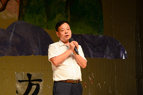 杨魁上台致辞