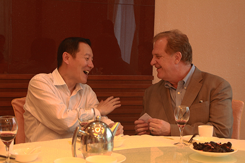 方凡泉副校长与Jim Ebel 教授亲切交谈